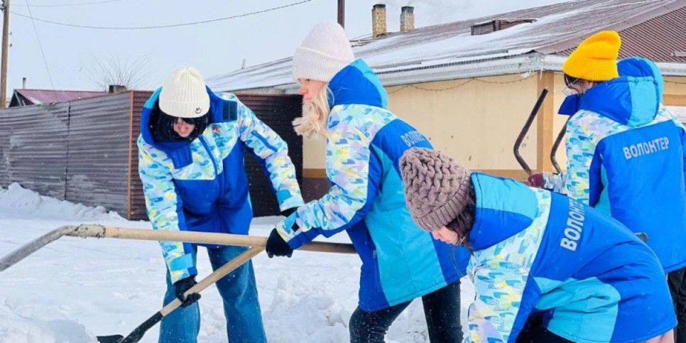
                    Марафон добрых дел: столичные волонтеры помогают пенсионерам убирать снег
                