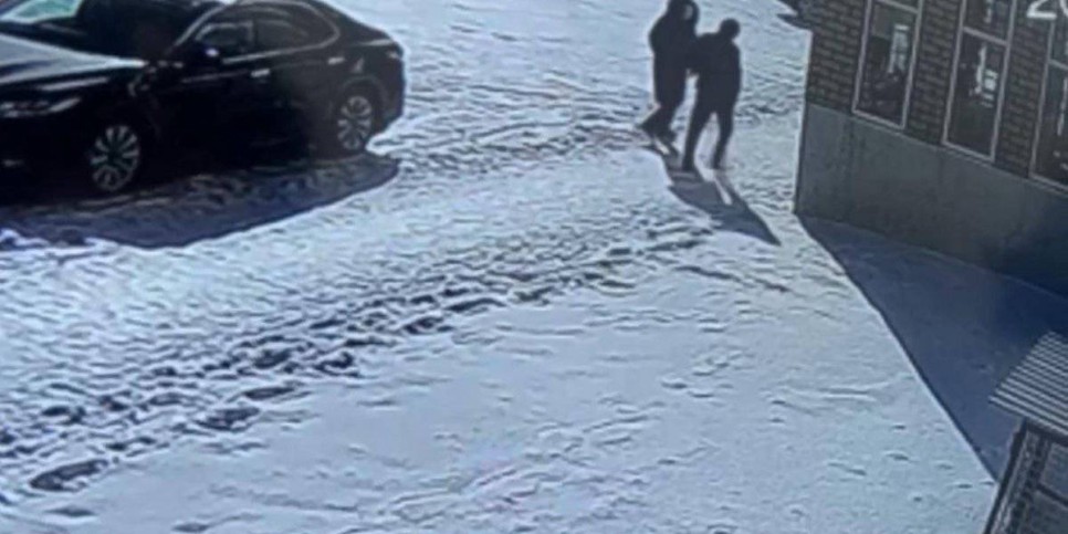 
                    Полицейский получил ножевые ранения, спасая девочку от преследователя в Семее
                