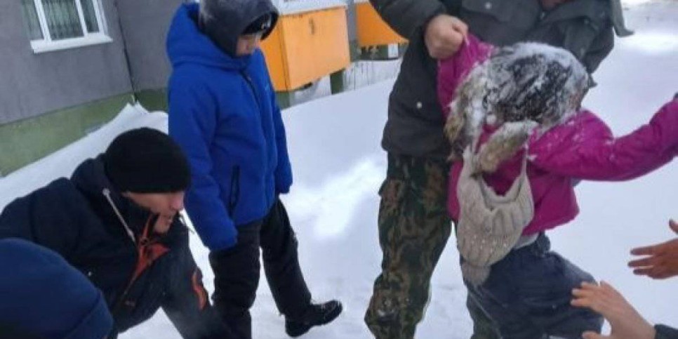 
                    Мужчина спас девочку, упавшую в тепловой колодец в Костанае
                
