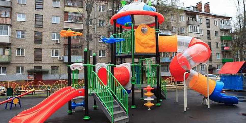 
                    Как правильно расположить детскую площадку во дворе?
                