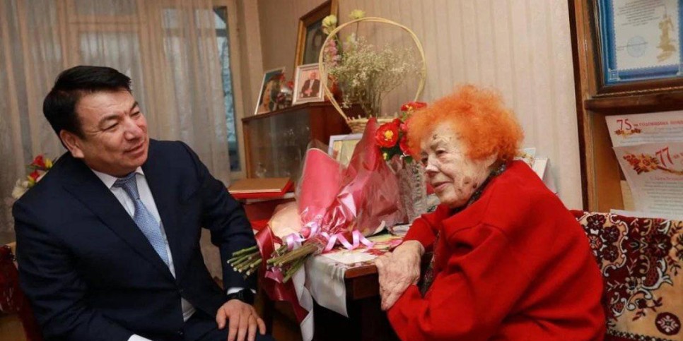 
                    Министр Гани Бейсембаев поздравил со 100-летием учителя из Шымкента
                