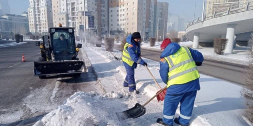 
                    Более 2,3 тысячи дорожных рабочих вышли на уборку снега в Астане
                