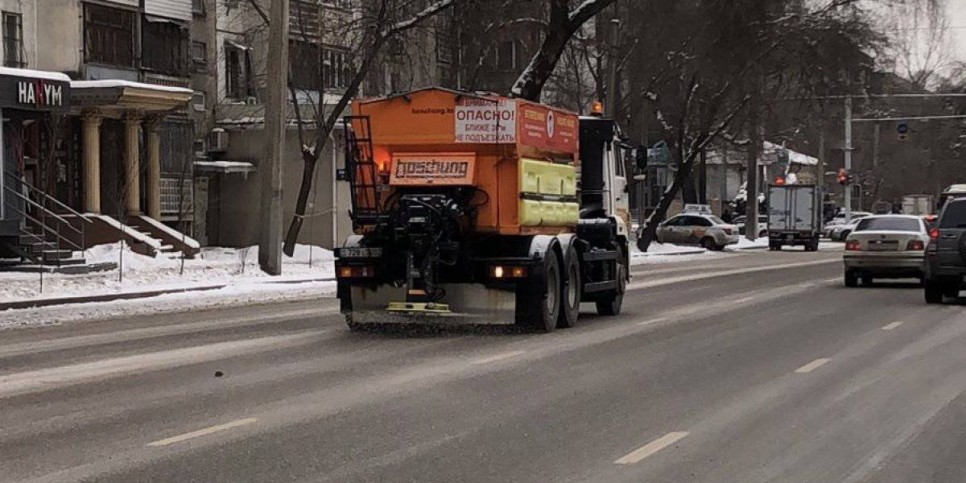 
                    Продолжаются работы по уборке снега в Алматы
                