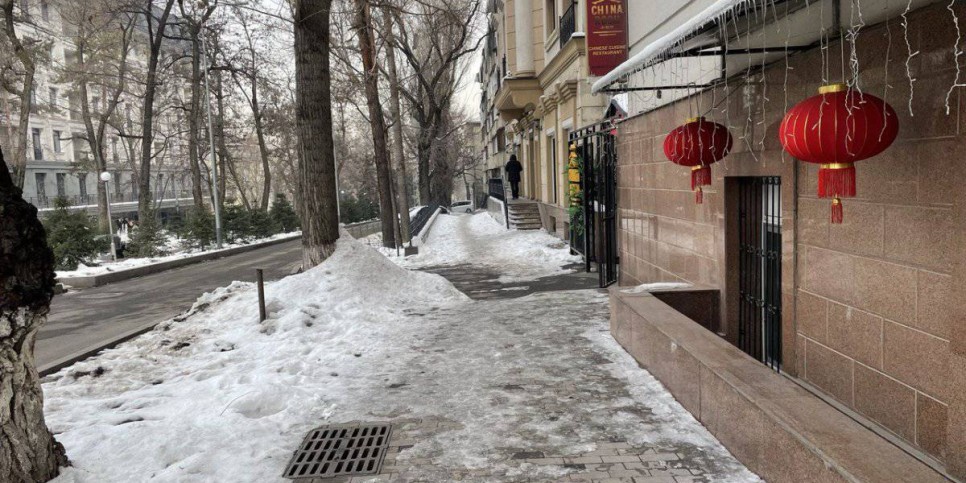 
                    Кто должен убирать лед на тротуарах и во дворах
                