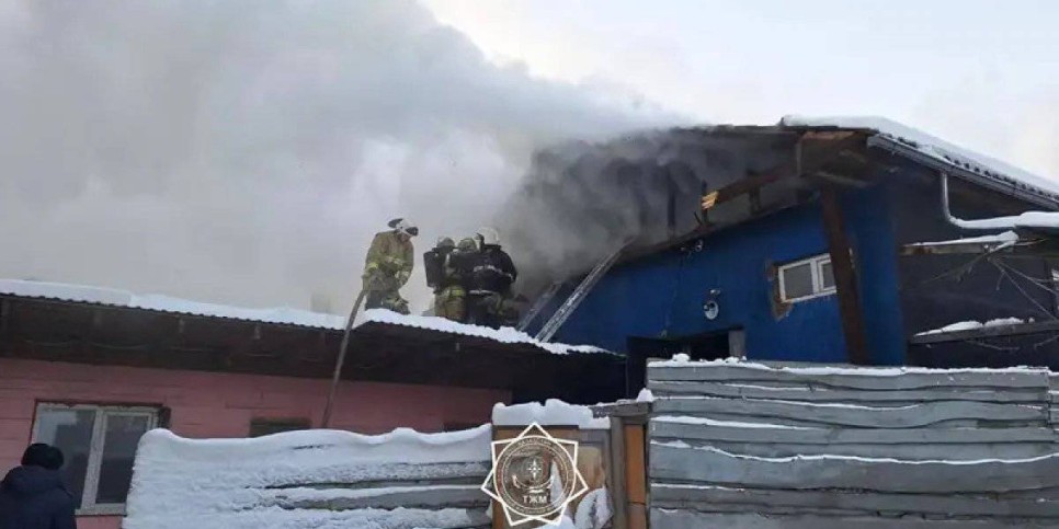 
                    Пожар охватил крышу караоке в Алматы
                