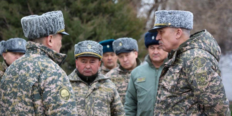 
                    Зачем министр обороны ездил в Шымкентский гарнизон
                
