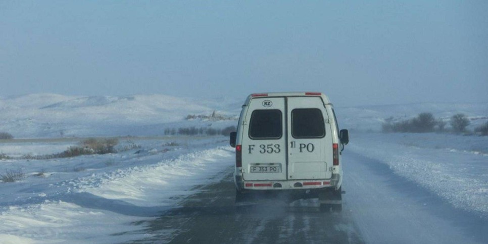 
                    Ограничено движение транспорта в 9 областях Казахстана
                
