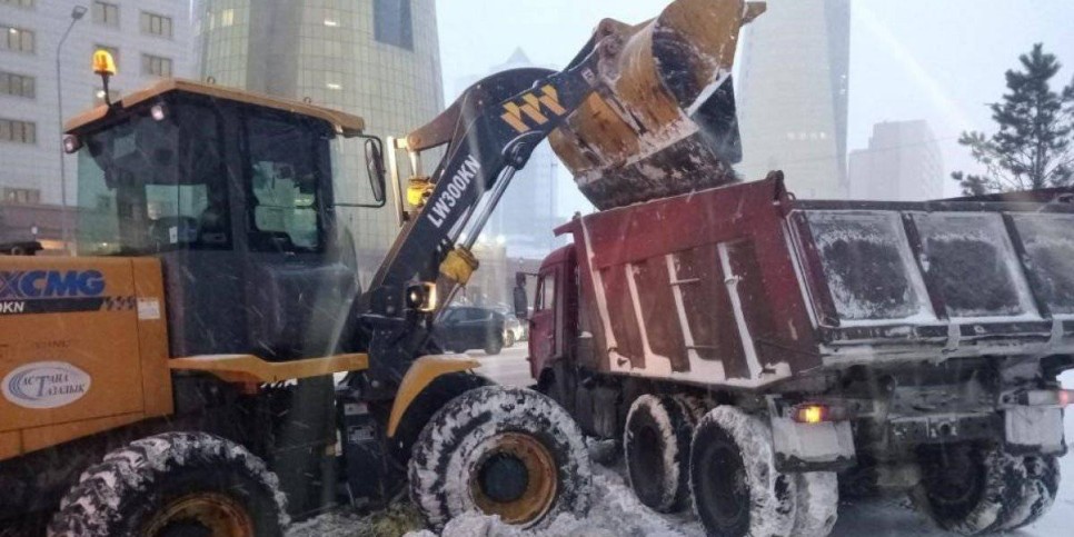 
                    Около 44 тысяч кубометров снега вывезли из столицы за ночь
                
