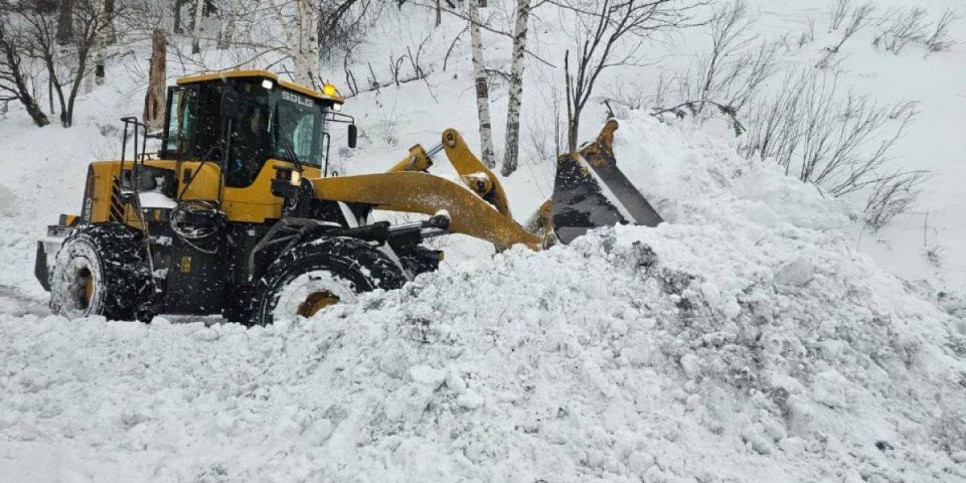 
                    Лавиной перекрыло дорогу в ВКО
                