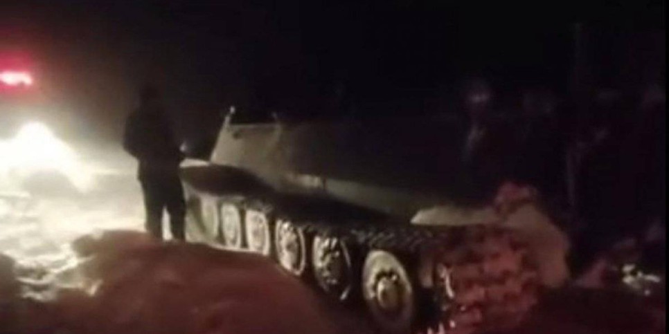 
                    Военные вызволяют людей из снежного плена
                