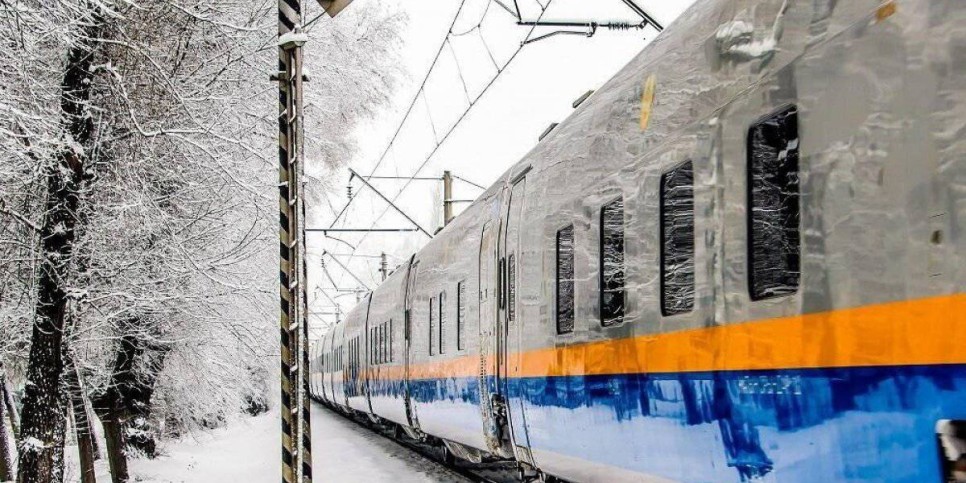 
                    Более 400 человек вывезли пассажирские поезда в непогоду
                