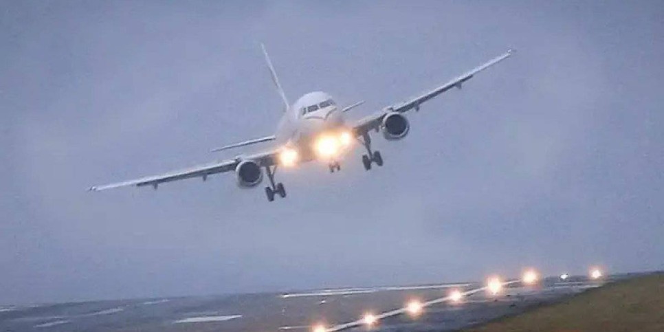 
                    Самолет не смог приземлиться в аэропорту Уральска
                