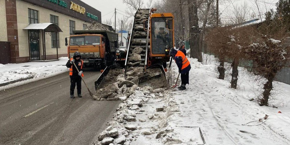 
                    Снегопад в Алматы: задействованы 436 единиц техники и 1125 рабочих
                