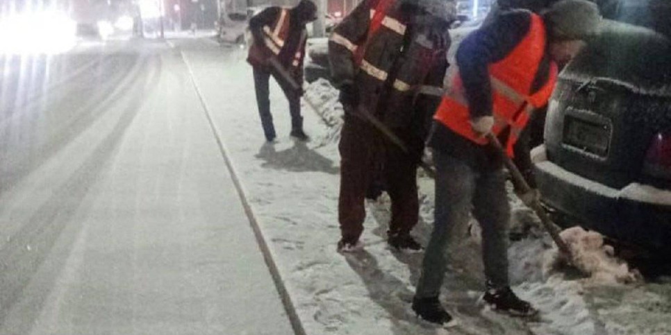 
                    Коммунальные службы Алматы производят уборку снега в круглосуточном режиме
                