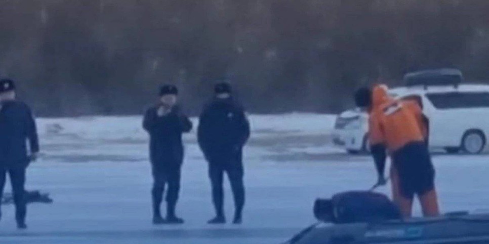 
                    Автомобиль провалился под лед в Атырау
                