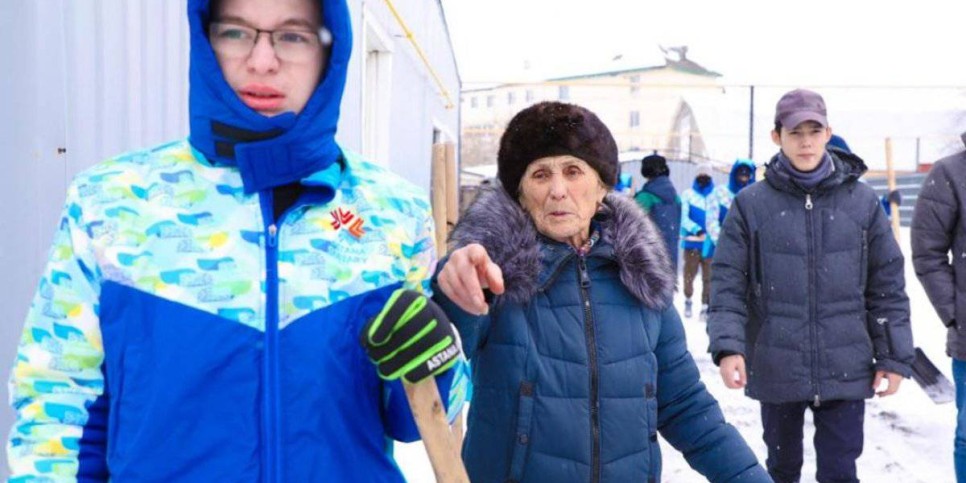 
                    Столичные волонтеры помогают пенсионерам с уборкой снега
                