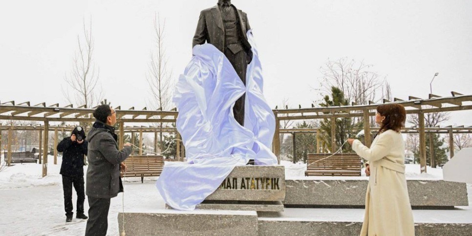 
                    Памятник Мустафе Кемалю Ататюрку открыли в Алматы
                