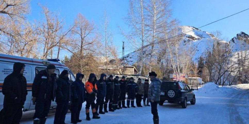 
                    Спуск лавин на автодороге провели в Восточном Казахстане
                