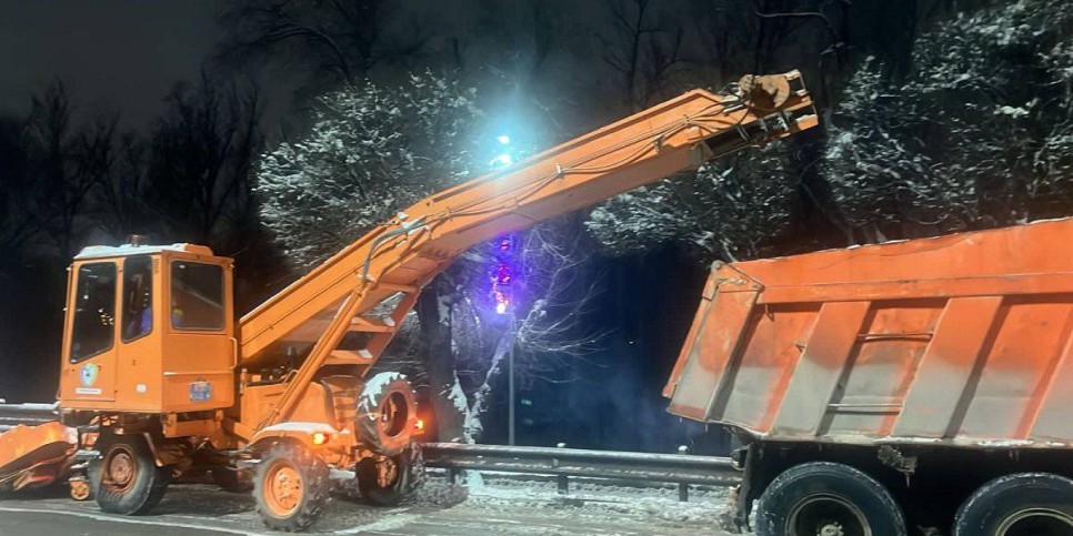 
                    В Алматы вывезено 3750 рейсов самосвалов снега
                