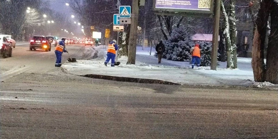 
                    Более тысячи работников вышли на уборку снега в Алматы
                