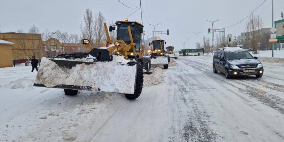 
                    Более 2,5 тысячи дорожных рабочих вышли на уборку снега в Астане
                