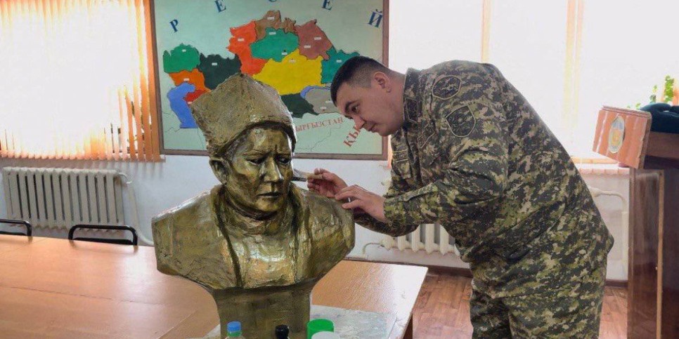 
                    Военный своими руками создал бюст Кабанбай батыра
                