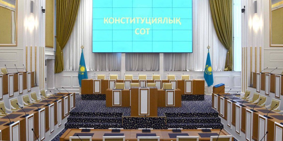 
                    Могут ли обратиться в Конституционный суд юридические лица
                