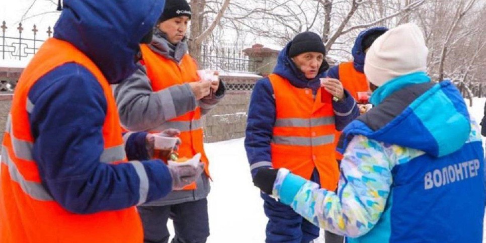 
                    Волонтеры Астаны угощают коммунальщиков баурсаками и чаем
                