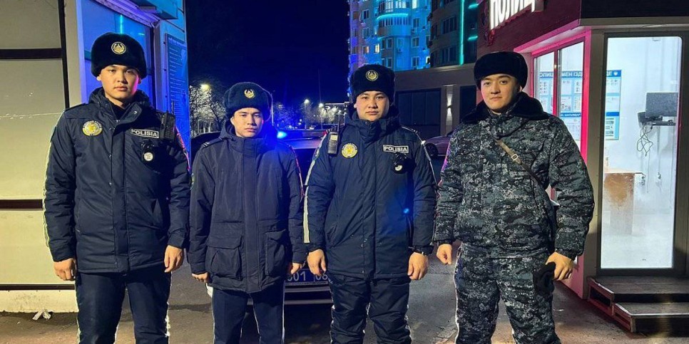 
                    Полицейские спасли девочку, провалившуюся под лед на реке в Атырау
                