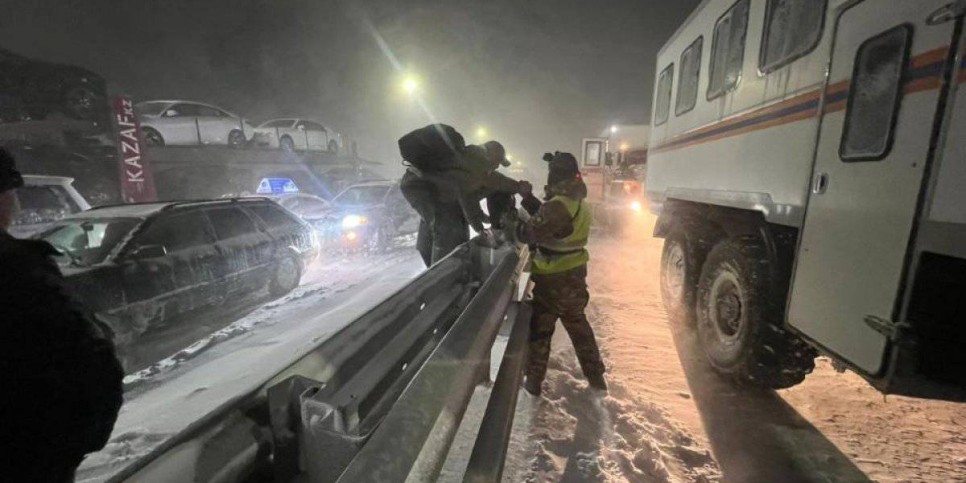 
                    465 человек спасены из снежных заносов за сутки в Казахстане
                