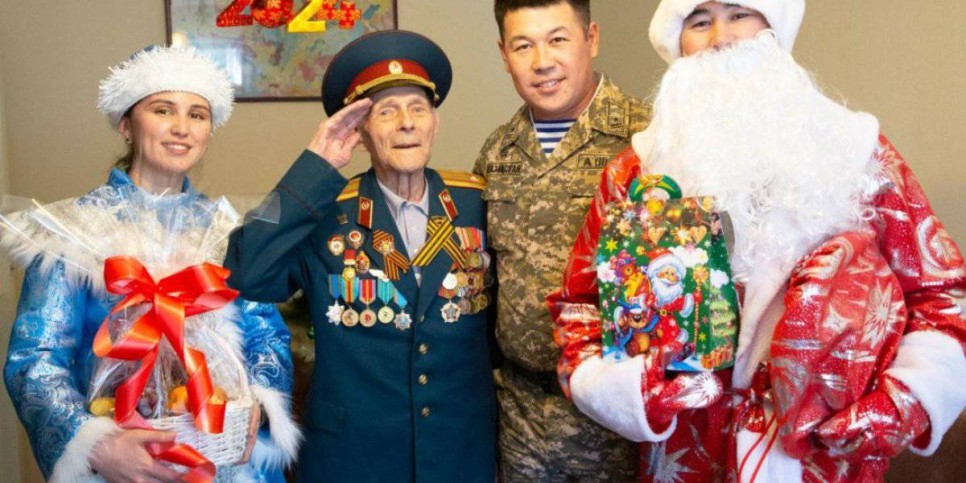 
                    Столетних ветеранов войны поздравили с Новым годом военнослужащие Казахстана
                