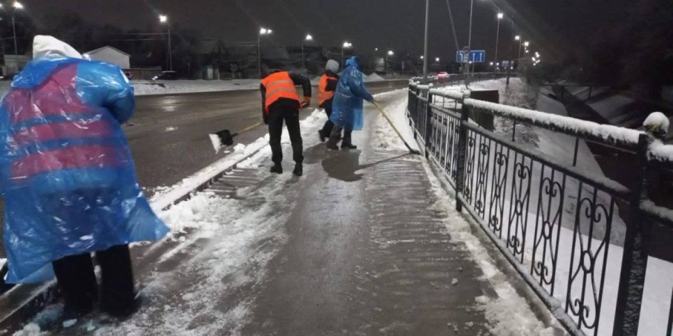 
                    На дорогах Алматы произвели посыпку более 1,5 тыс. тонн противогололедных материалов
                