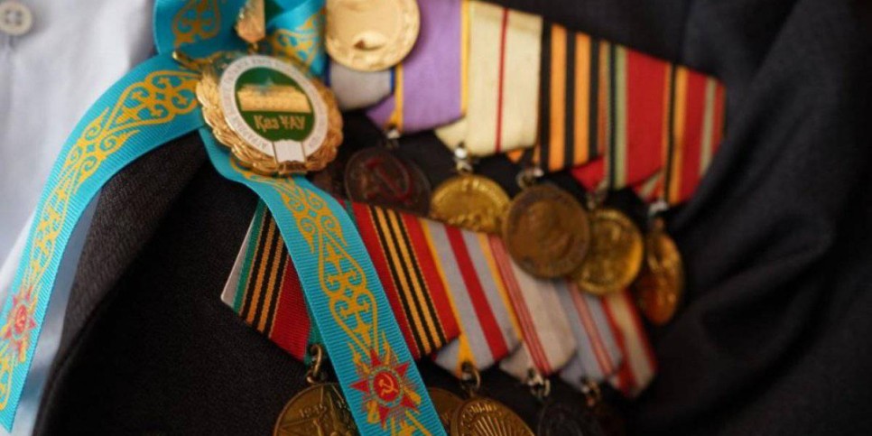 
                    В Алматы ветерана войны со 101-летием поздравили курсанты Военного института
                