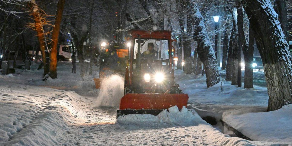 
                    Коммунальные службы продолжают уборку снега в Алматы
                