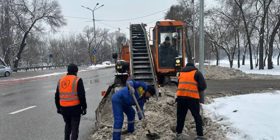 
                    Уборка снега продолжается в Алматы
                