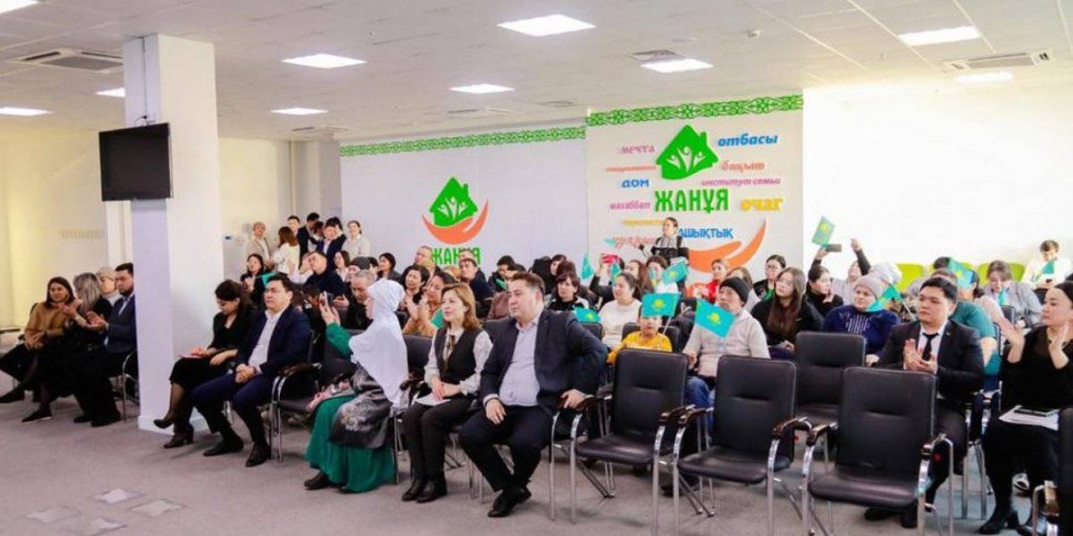 
                    10 добрых дел: сертификаты на покупку продуктов и одежды вручили столичным семьям
                