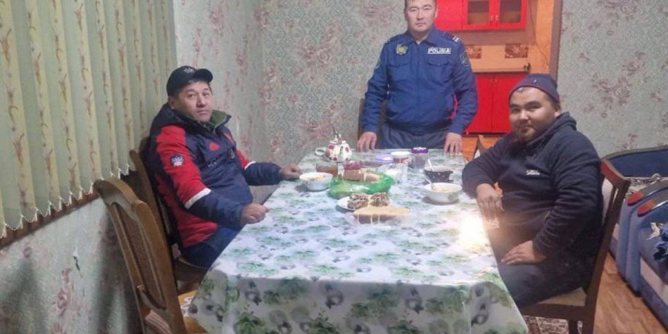 
                    Замерзающих на трассе водителей привез к себе домой участковый в Жамбылской области
                