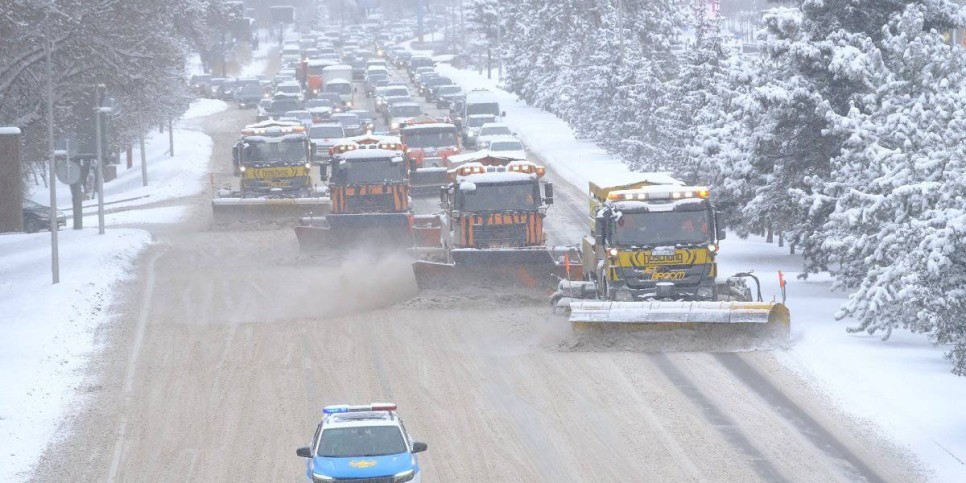 
                    В Алматы продолжается уборка города после снега
                