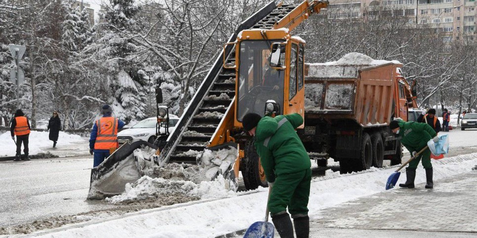 
                    В Алматы организовано круглосуточное дежурство по уборке снега
                