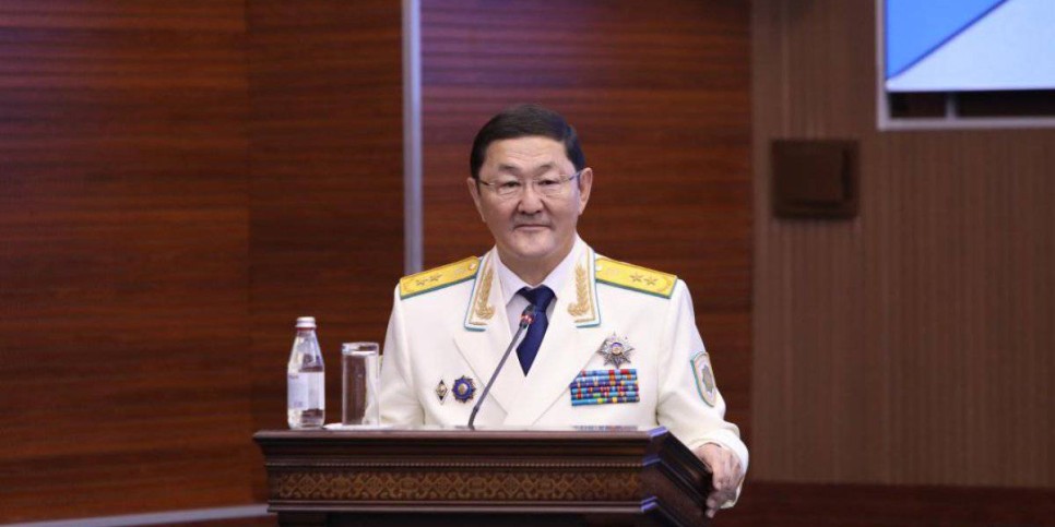
                    450 сотрудников наградил Генеральный прокурор Асылов
                