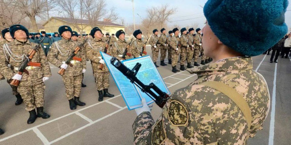 
                    Новобранцы принимают воинскую присягу
                