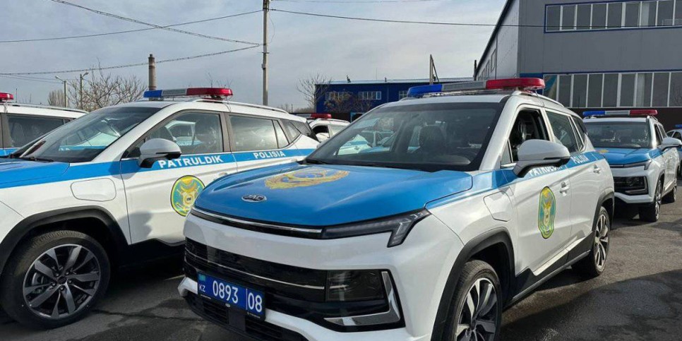 
                    Жамбылские полицейские первыми получили электромобили казахстанского производства
                