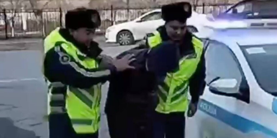 
                    Мужчина с ножом напал на полицейских в Кызылорде
                