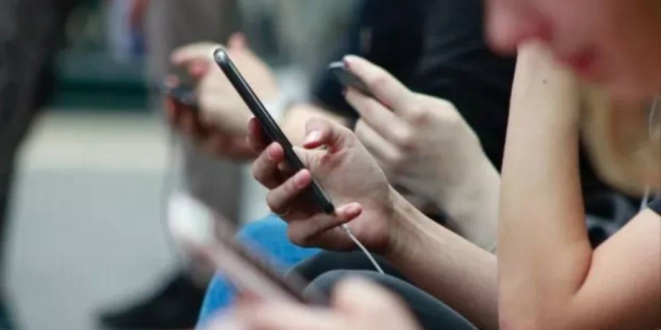 
                    В Казахстане запретят использовать на уроках смартфоны
                