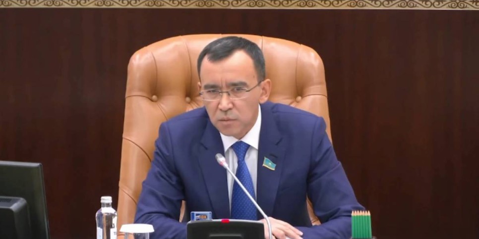 
                    Маулен Ашимбаев усомнился в эффективности использования средств Нацфонда
                