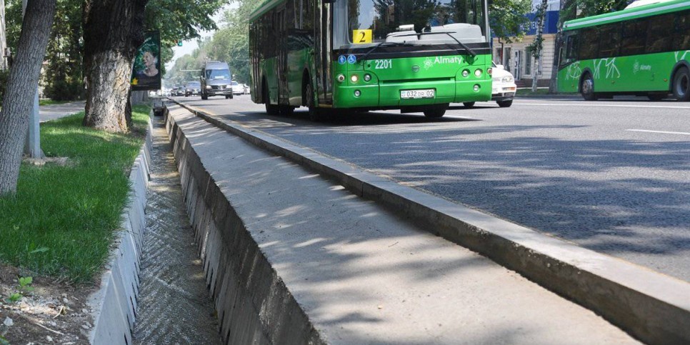 
                    В центре Алматы начато обустройство технических тротуаров
                