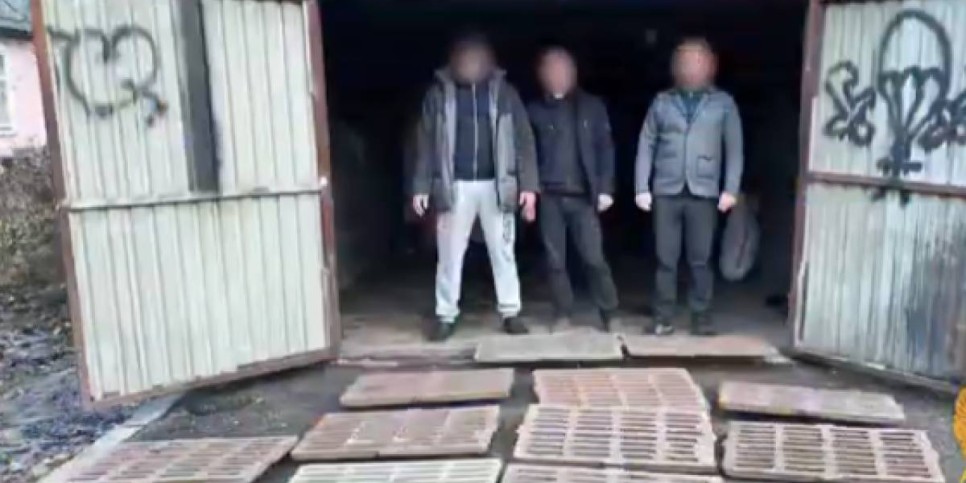 
                    Что только не воруют: кража решеток арычной системы попала на видео в Алматы
                