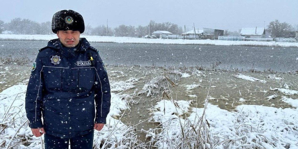 
                    Тонущую в озере 84-летнюю женщину вытащил участковый в Костанайской области
                