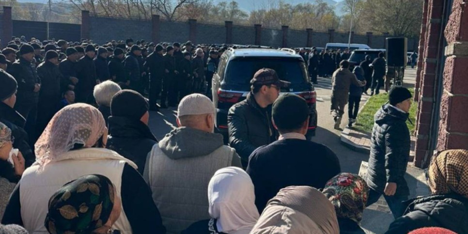 
                    Болата Назарбаева похоронили на семейном кладбище в Шамалгане
                