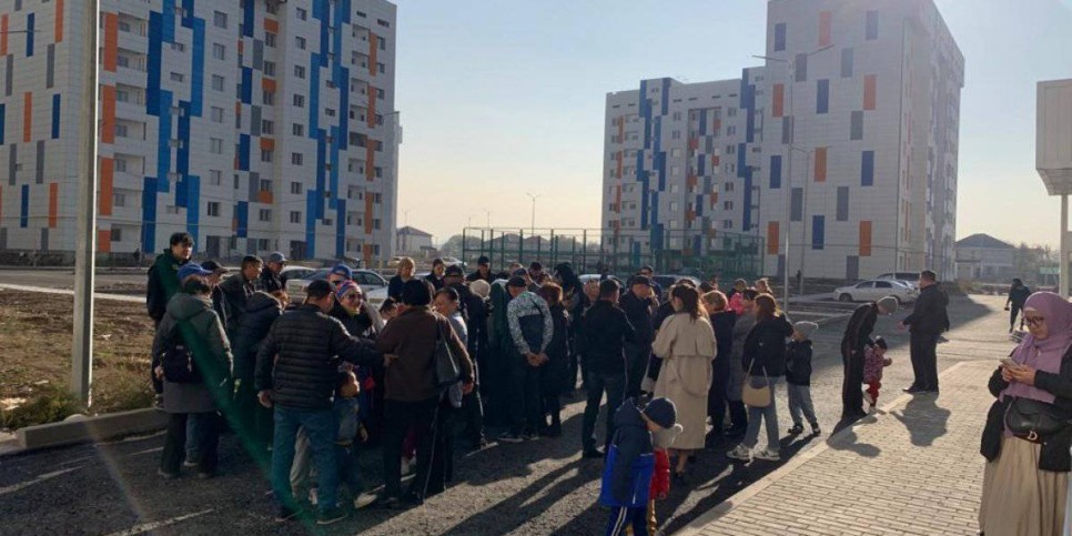 
                    В Алматы 46 семей очередников получили ключи от квартир в новом жилом комплексе
                